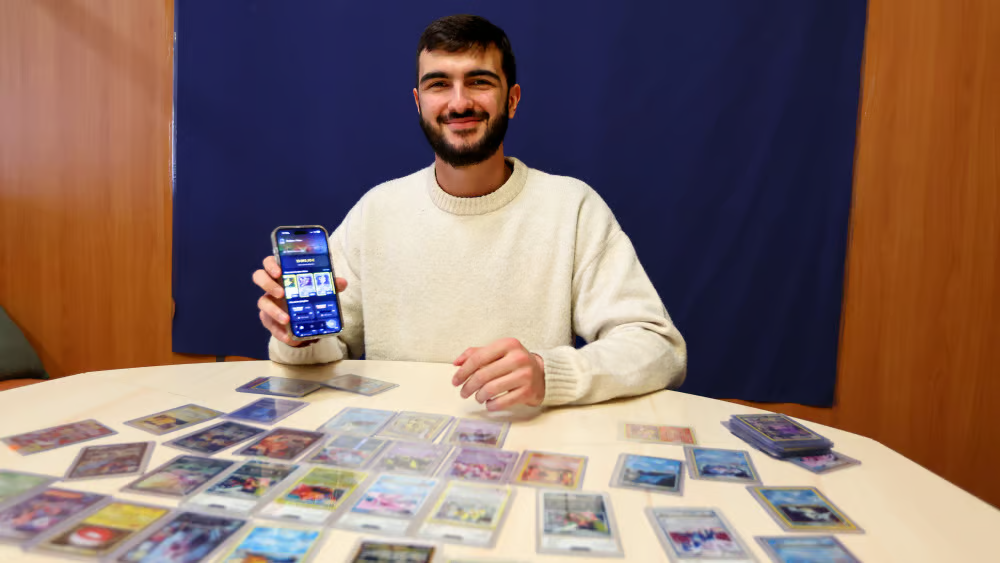 Matéo Riallant présente Cardzia, cartes Pokémon étalées sur une table